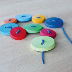 Grimms Fädelspiel 24tlg. Bunt Große Holzknöpfe In Zwei Durchmessern -Kinder Spiel Waren 322 10317 b 600x600