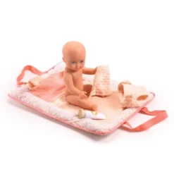 Djeco Puppen Wickeltasche Pink Peak Collection Pomea -Kinder Spiel Waren DJ07850 Puppen Wickeltasche Pink Peak 2 600x600